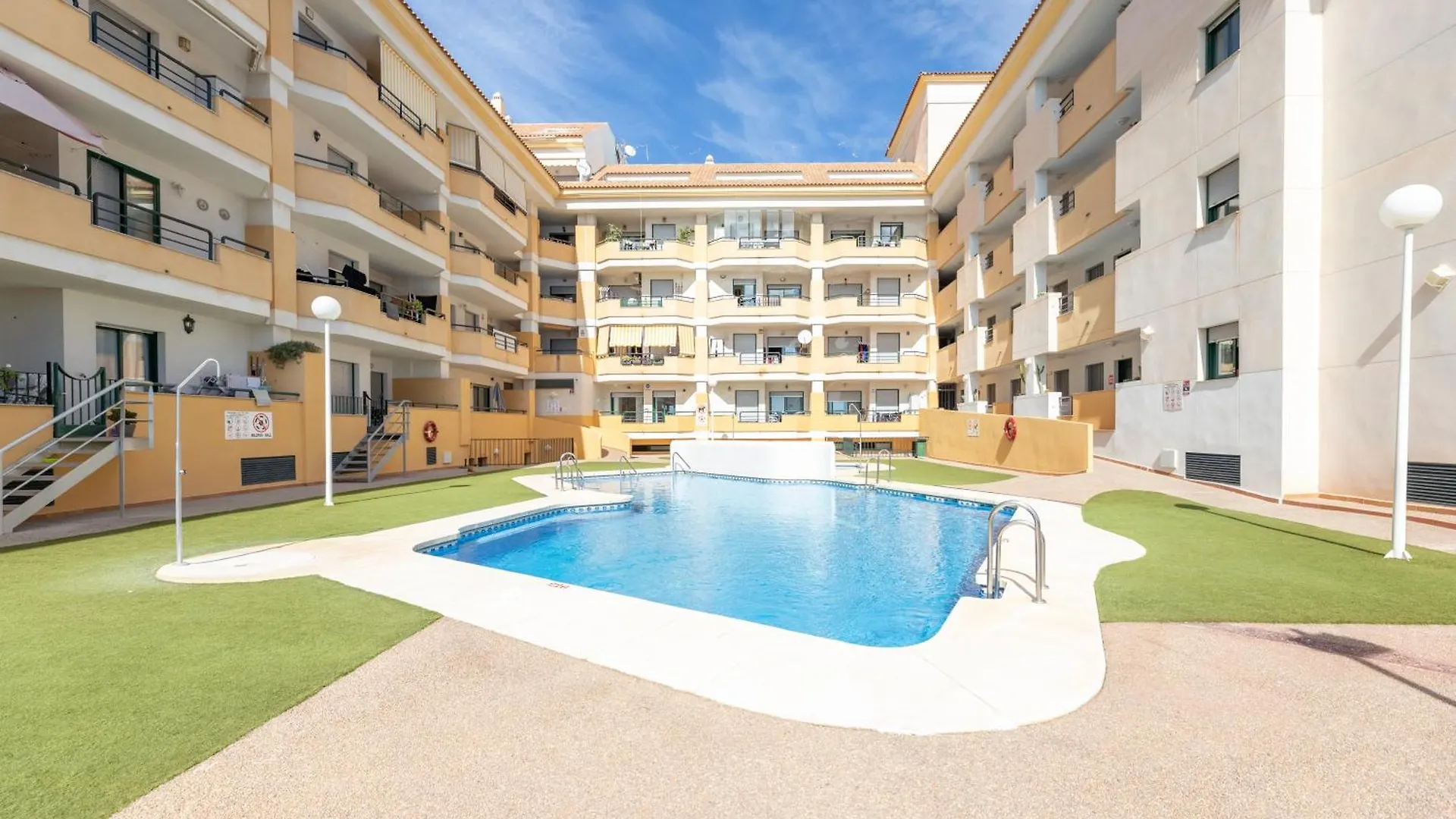 Stylish 4Bd Apt With Pool Access & Nearby Beach 베날마데나코스타 아파트