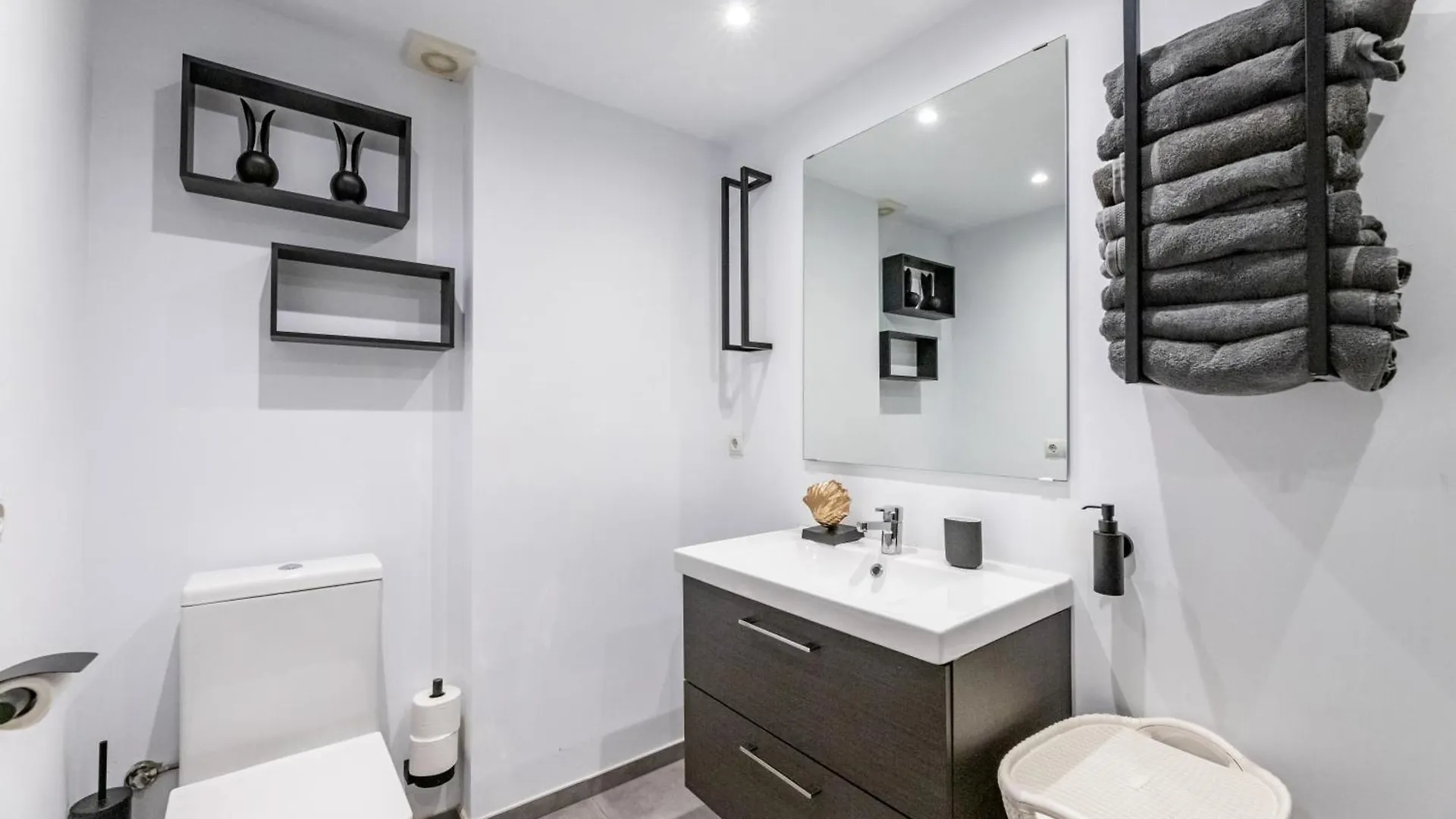 Stylish 4Bd Apt With Pool Access & Nearby Beach 베날마데나코스타 0*,  스페인