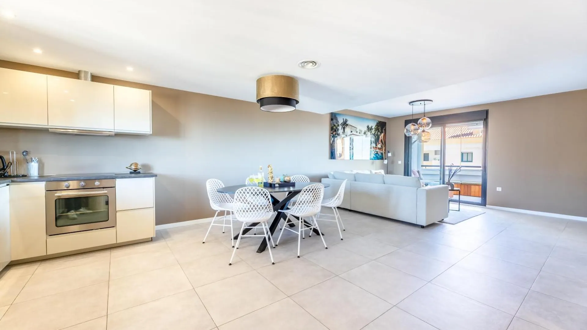Stylish 4Bd Apt With Pool Access & Nearby Beach 베날마데나코스타 0*,