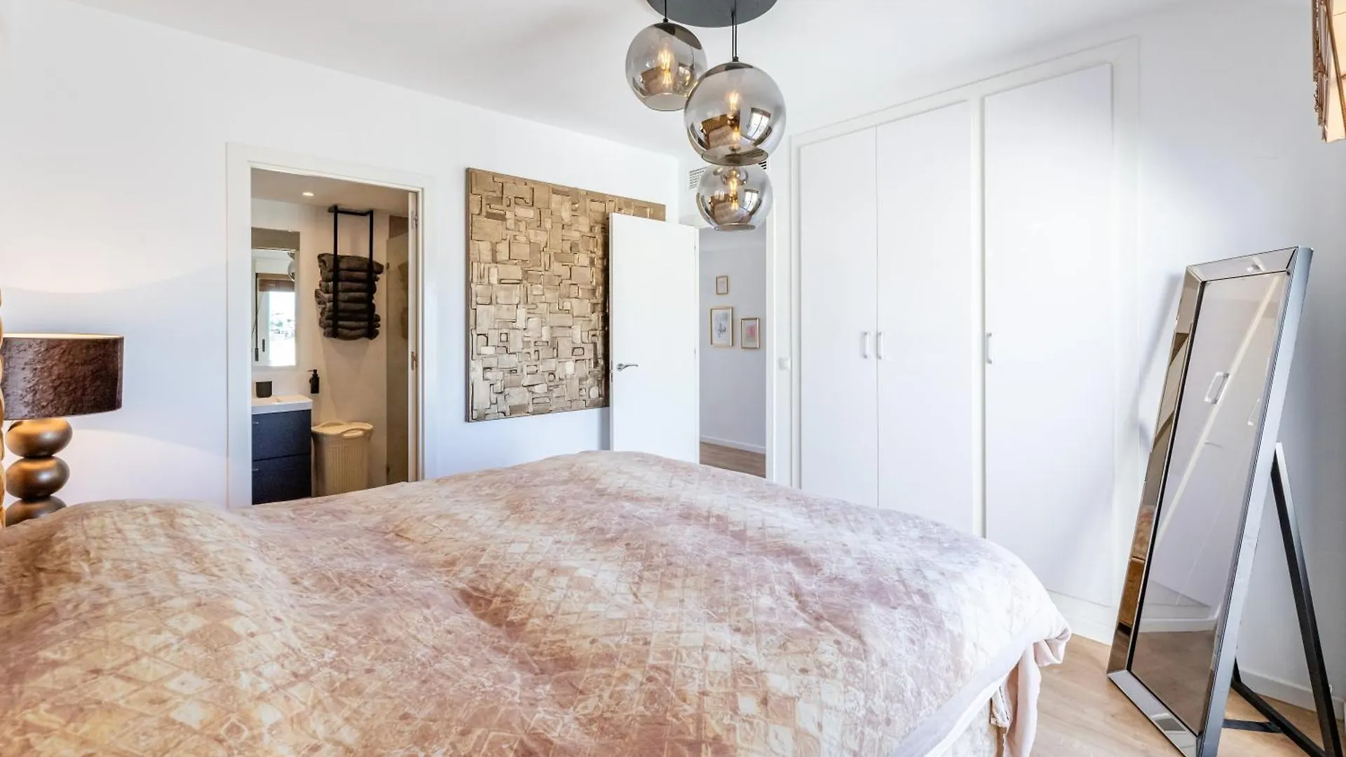 Stylish 4Bd Apt With Pool Access & Nearby Beach 베날마데나코스타 0*,