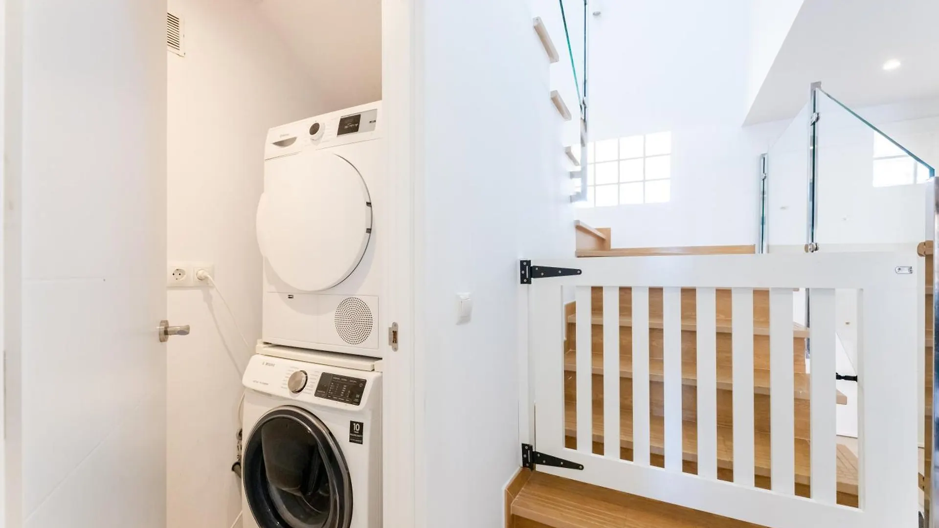 Stylish 4Bd Apt With Pool Access & Nearby Beach 베날마데나코스타 아파트