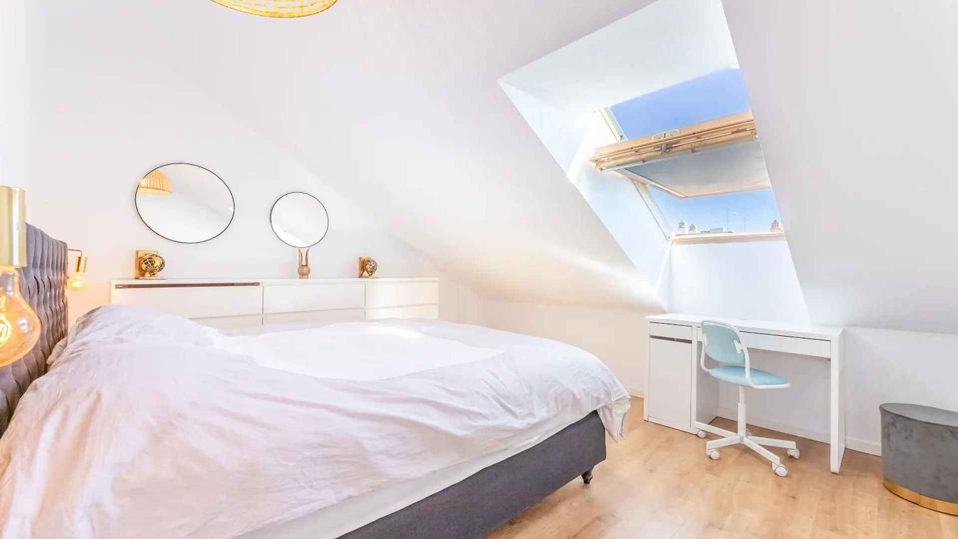 Stylish 4Bd Apt With Pool Access & Nearby Beach 베날마데나코스타