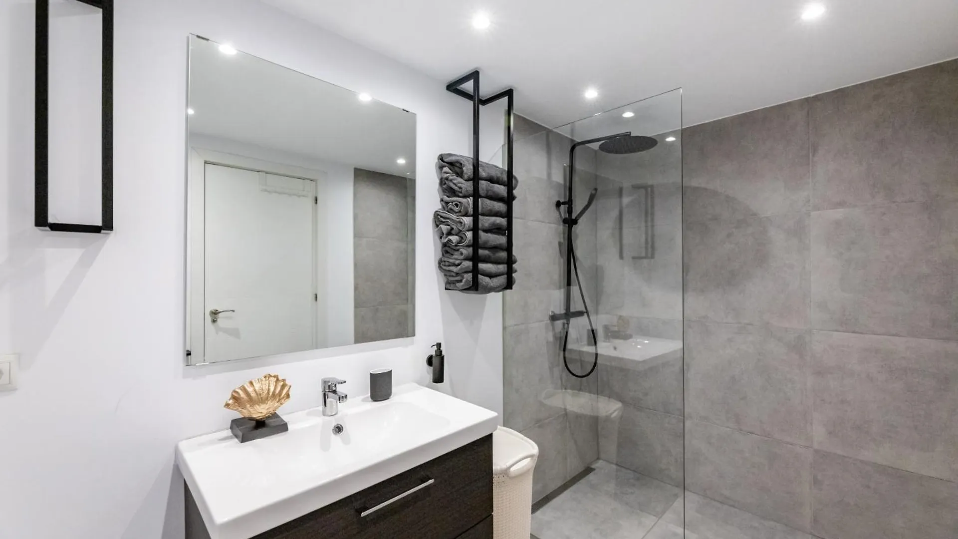 Stylish 4Bd Apt With Pool Access & Nearby Beach Benalmadena Apartment