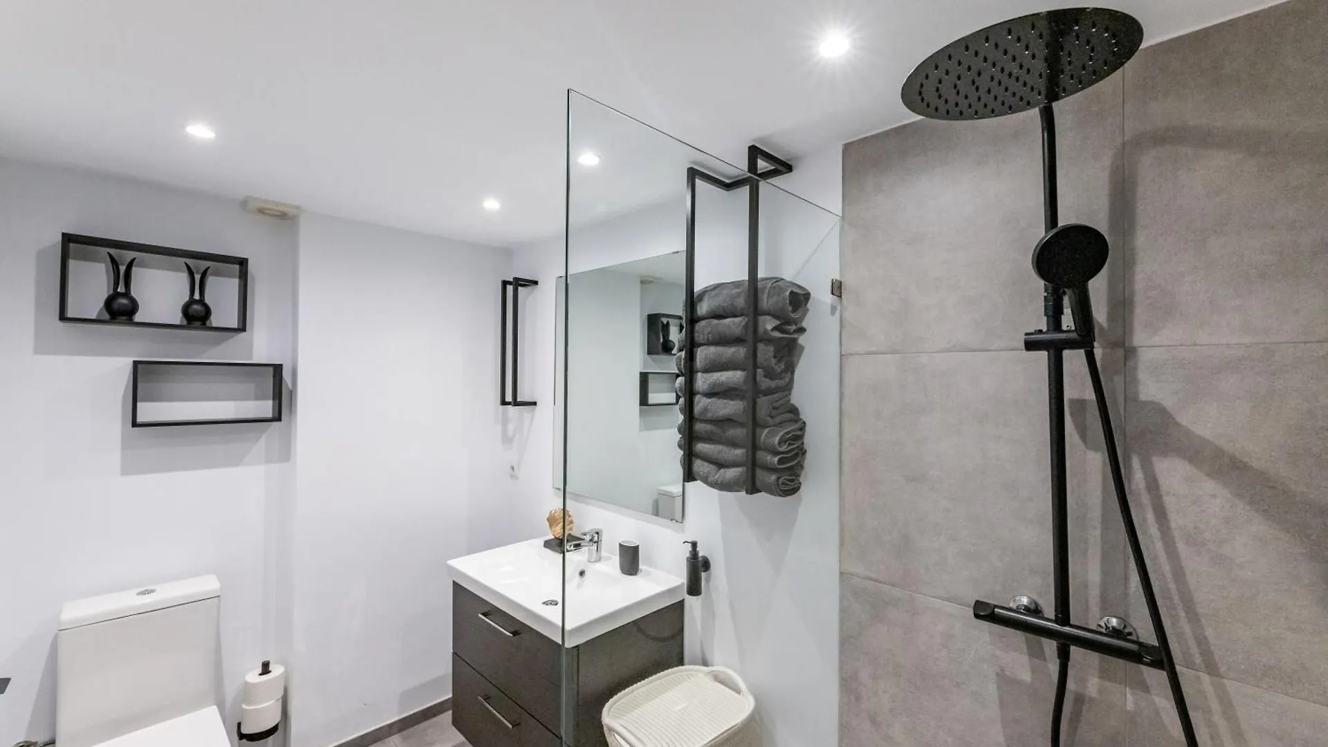 Stylish 4Bd Apt With Pool Access & Nearby Beach Benalmadena