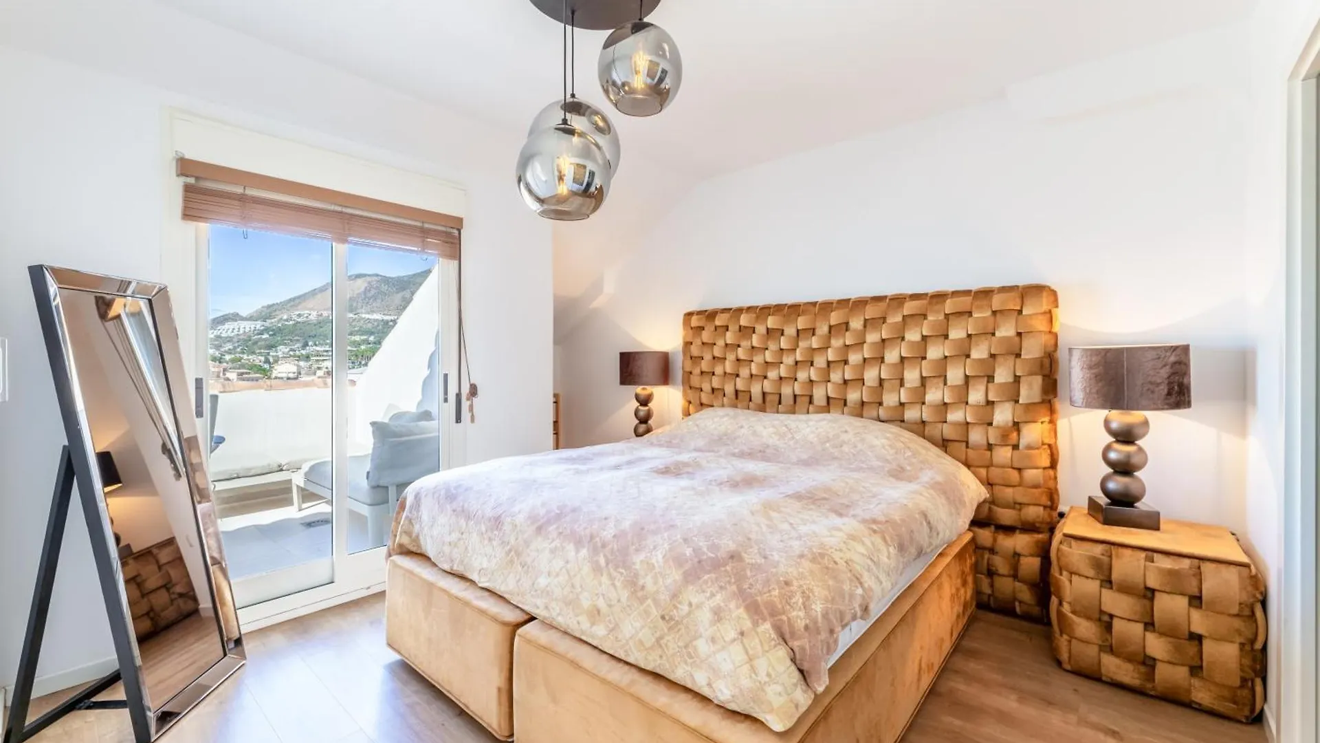 Stylish 4Bd Apt With Pool Access & Nearby Beach Benalmadena